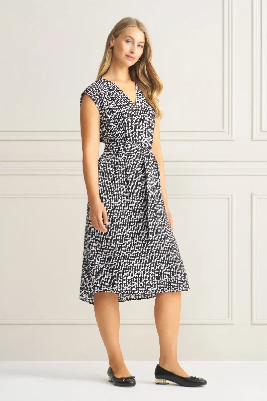 Sheath Women Dress with a Tailored Fit for a Professional LookV-Neck Crepe Dress