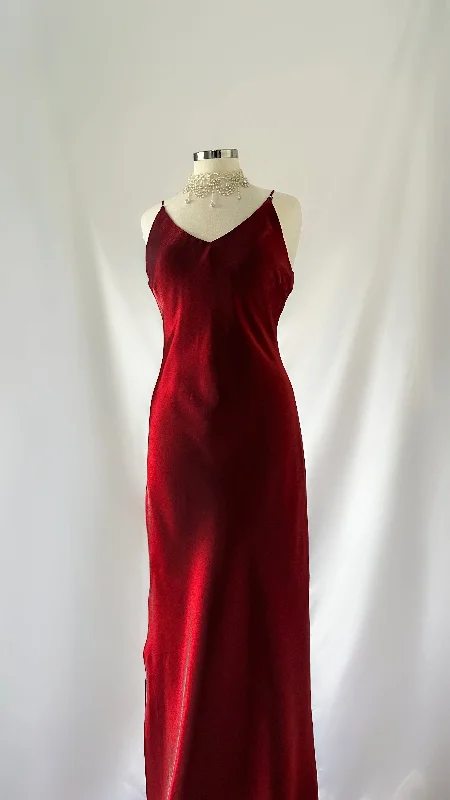 Mermaid - Style Women Dress with a Fitted Silhouette for Special OccasionsRED MERLOT IRIDESCENT BACKLESS GOWN